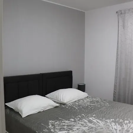 Sara * Brodarica (Sibenik-Knin)